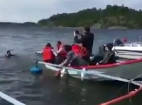 Έτσι μας πουλούσαν θέατρο! Δείτε πως «πνίγονταν» και τους διέσωζαν οι ΜΚΟ (ΒΙΝΤΕΟ)