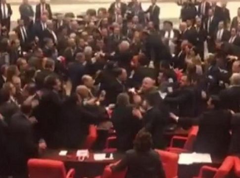 Βουλευτές πλακώθηκαν μέσα στο τουρκικό κοινοβούλιο (vid)