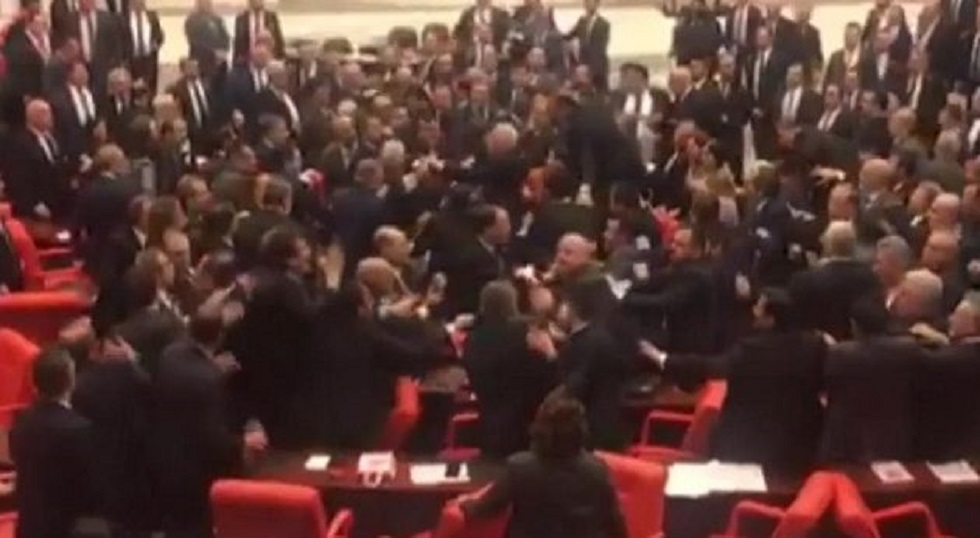Βουλευτές πλακώθηκαν μέσα στο τουρκικό κοινοβούλιο (vid)