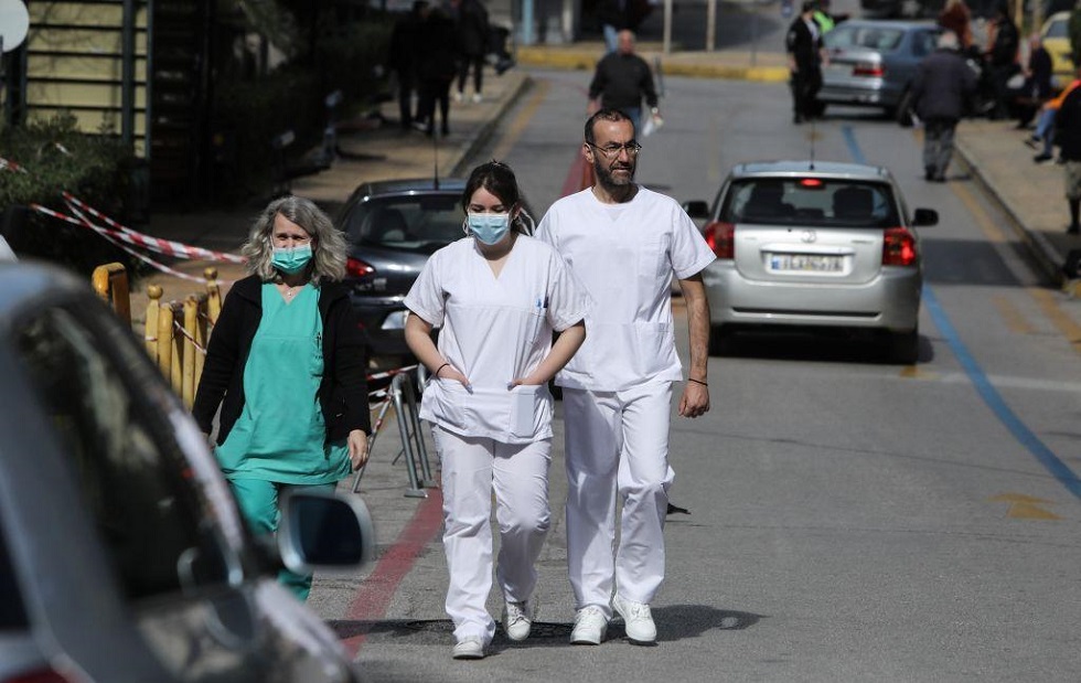 Ο κορωνοϊός «λυγίζει» τους μαχητές των νοσοκομείων: Σε καραντίνα 300 εργαζόμενοι – Συναγερμός σε Γεννηματάς, Αγία Όλγα