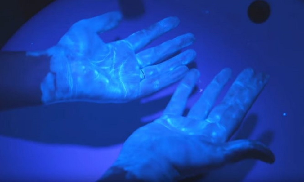 Πώς ο κορωνοϊός εξαϋλώνεται τρίβοντας 20” με σαπούνι και νερό – Τρομερή εικόνα με υπεριώδες φως (vid)
