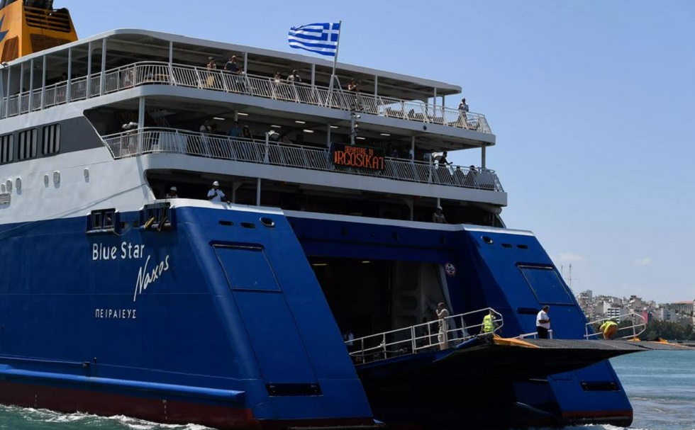 Σύρος: Η στιγμή της επιβίβασης επιβατών και οχημάτων στο Blue Star Naxos! Ο κορονοϊός άλλαξε τα πάντα (vid)