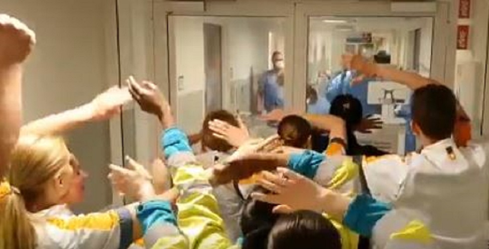 Συγκλονιστικό: Νοσηλευτές τραγουδούν «You’ll never walk alone» στους γιατρούς (vid)