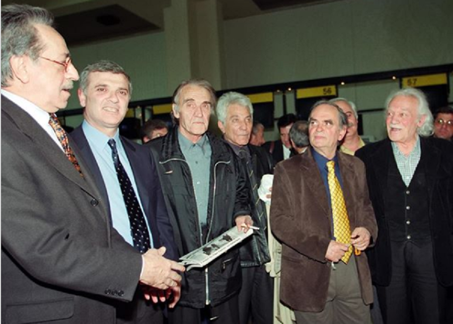 Όταν ο Μανώλης Γλέζος αναχωρούσε με την αποστολή της ΑΕΚ για το φιλικό ειρήνης στο Βελιγράδι (pic)