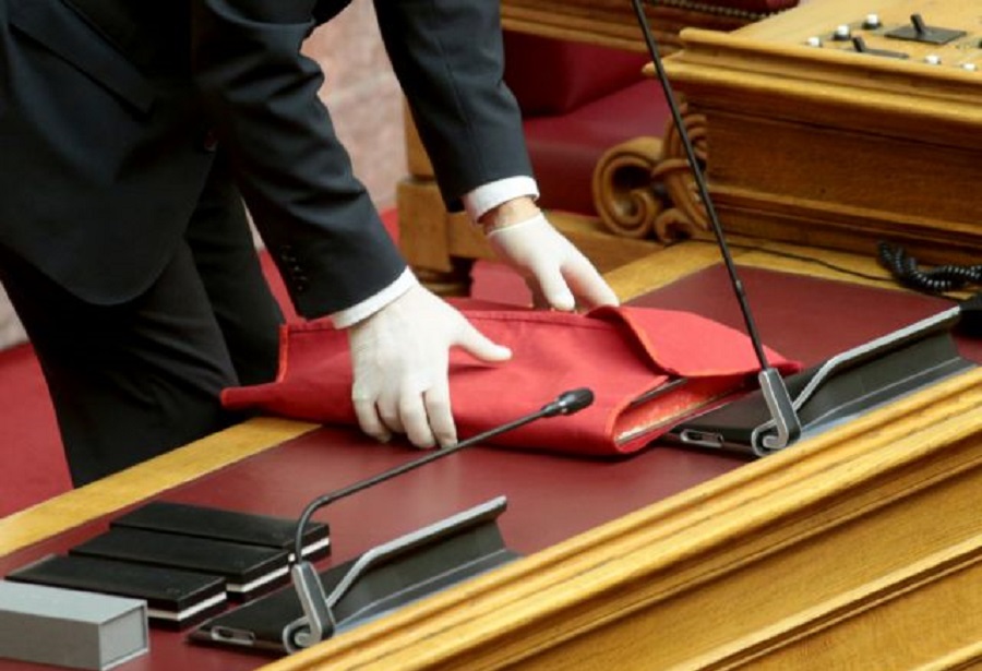Ορκωμοσία στις μέρες του κορωνοϊού – Γάντια και αντισηπτικά τζελ στη Βουλή (pics)