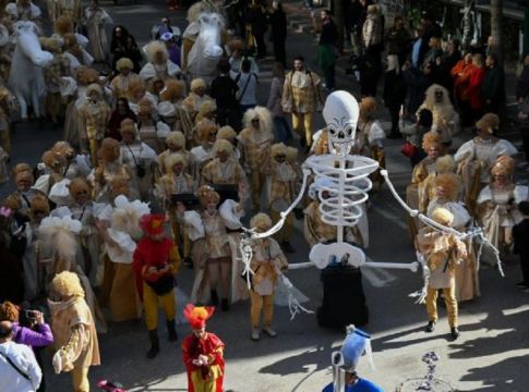 Πάτρα : Χιλιάδες κόσμου αψήφησαν την απαγόρευση και ξεχύθηκαν στους δρόμους