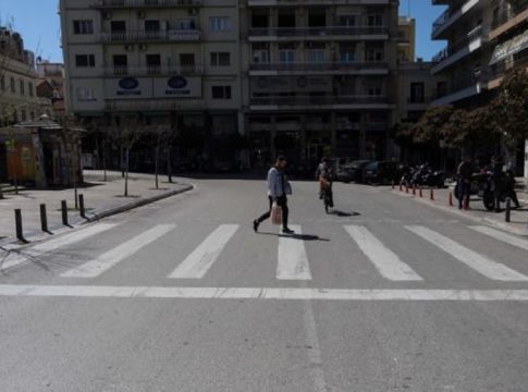 Ελεύθεροι πολιορκημένοι: Σε κατάσταση – σοκ η ελληνική κοινωνία μετά την απαγόρευση κυκλοφορίας