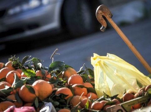 Κορωνοϊός: Με γάντια και μάσκες στις λαϊκές αγορές