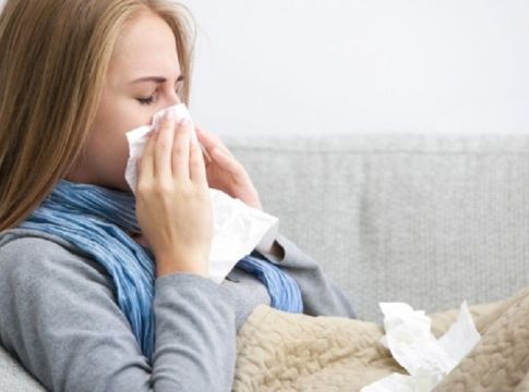 Τι να κάνετε αν νιώθετε ότι σας… τριγυρνάει ένα κρύωμα