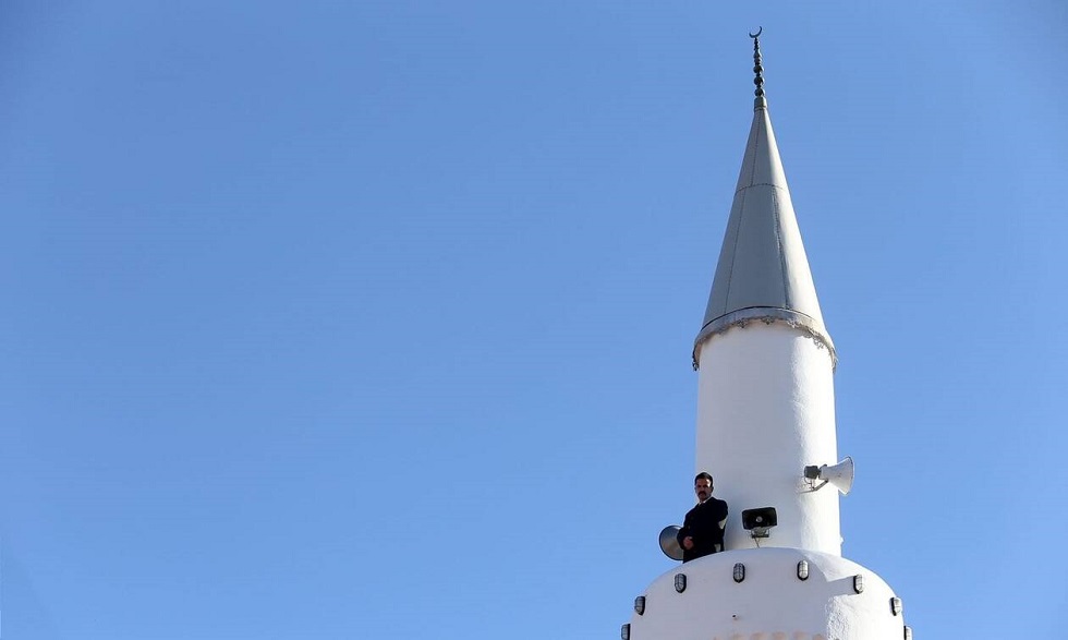 Κορονοϊός: Απίστευτο – Απαγορεύουν τα μεγάφωνα στις Εκκλησίες και αφήνουν τους ιμάμηδες στα τζαμιά;