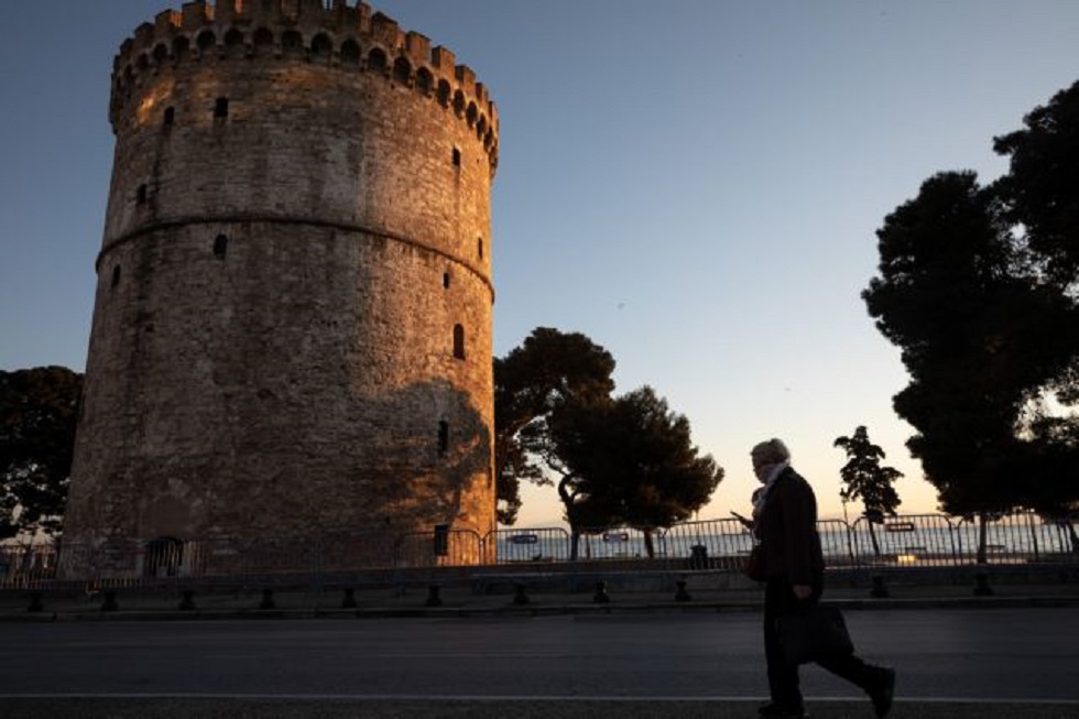 Ξεχύθηκαν στη λιακάδα οι Θεσσαλονικείς αψηφώντας τα περιοριστικά μέτρα