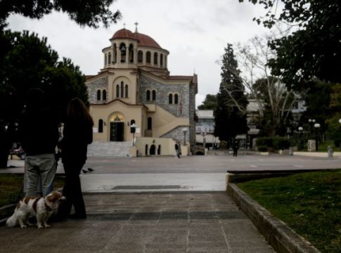 Πάσχα: Μαζεύουν υπογραφές για να κάνουν Ανάσταση στις εκκλησίες