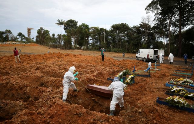 Κορωνοϊός: Εικόνες πολέμου και στη Βραζιλία – Μαζικοί τάφοι για τους νεκρούς