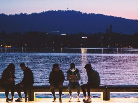 Κορωνοϊός: Τρεις λόγοι που οι νέοι δεν υπακούν οδηγίες και ρισκάρουν να κολλήσουν