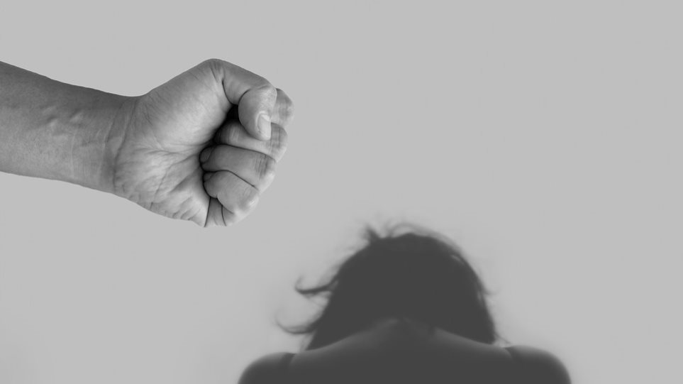 Ενδοοικογενειακή βία: Πάνω από 4 στις 10 γυναίκες δεν μιλούν