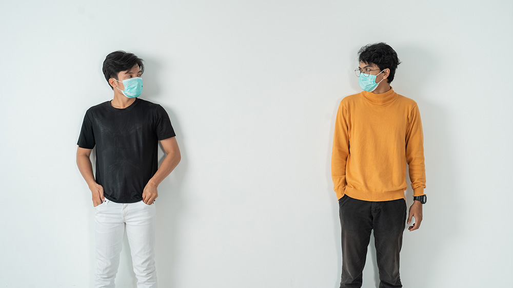 Κορωνοϊός: Πόσα μέτρα μακριά μπορεί να φτάσει, τελικά;