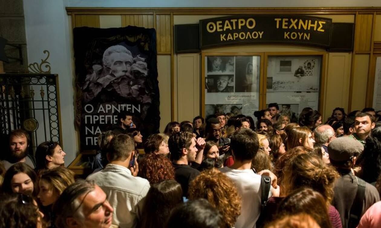#menoumespiti: Σερφάροντας στο… θέατρο