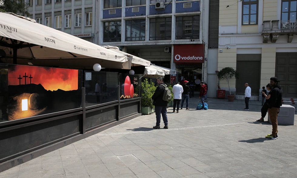 Κορονοϊός: Δείτε τι τρόπο βρήκε για να βγει έξω με απόσταση ασφαλείας (video)