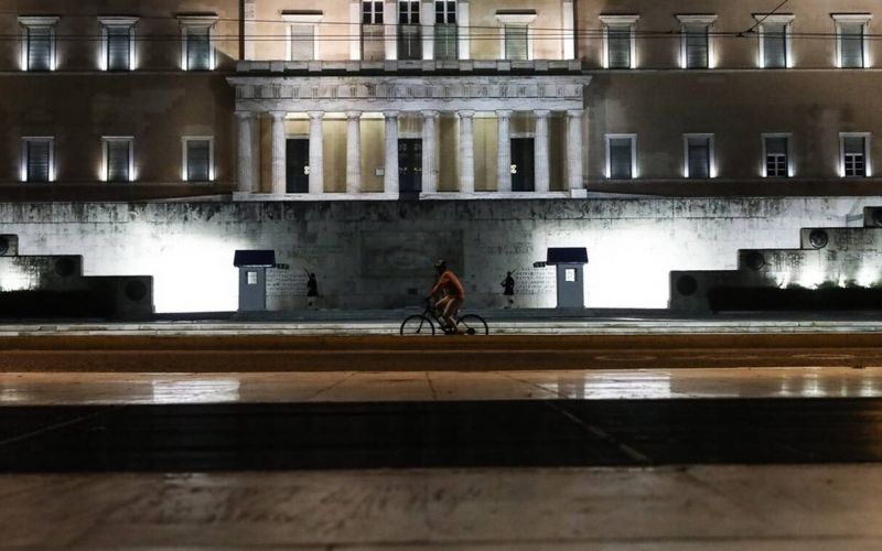 Άρση μέτρων: Ξεχάστε τα ξενύχτια – Περιορισμένη κυκλοφορία από τις 12:00 τα μεσάνυχτα
