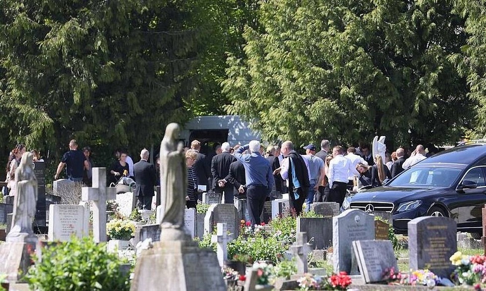 Εικόνες – σοκ σε κηδεία λόγω κορονοϊού – Δείτε τι συνέβη