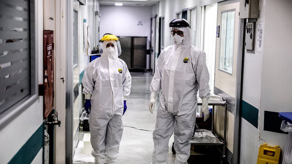 Νοσοκομείο Αττικόν: Καρέ-καρέ η προετοιμασία των «πολεμιστών» στη ΜΕΘ