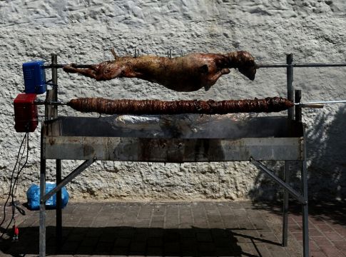 Ελληνική ψησταριά θα σουβλίσει αρνιά το Πάσχα και θα κάνει delivery! (vid)