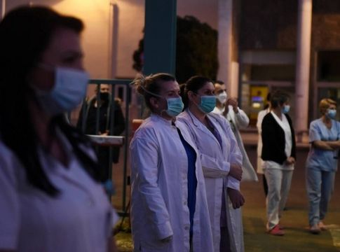 Κορονοϊός – Συγκλονιστικό βίντεο: Ετοιμοθάνατος ζήτησε να του παίξουν την αγαπημένη του μαντολινάτα