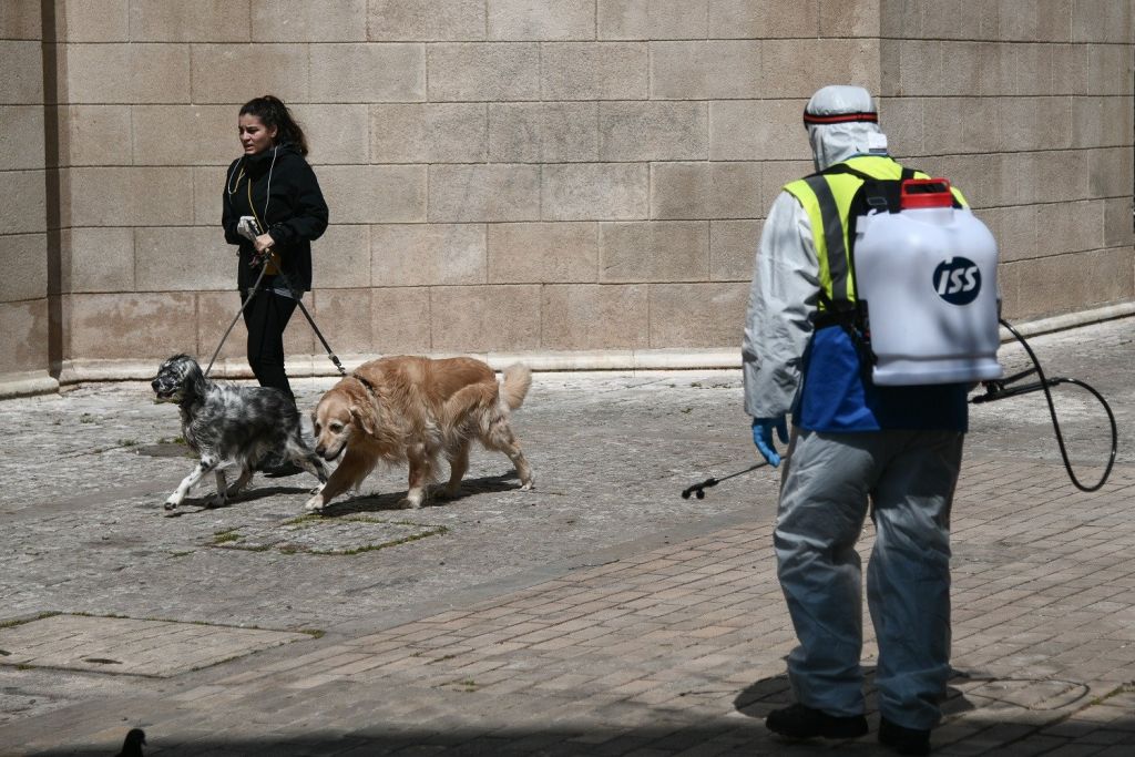 Με… χαρτί η έξοδος των ηλικιωμένων από το σπίτι – Νέο κύμα με 10 μέτρα ανακοινώνει η κυβέρνηση