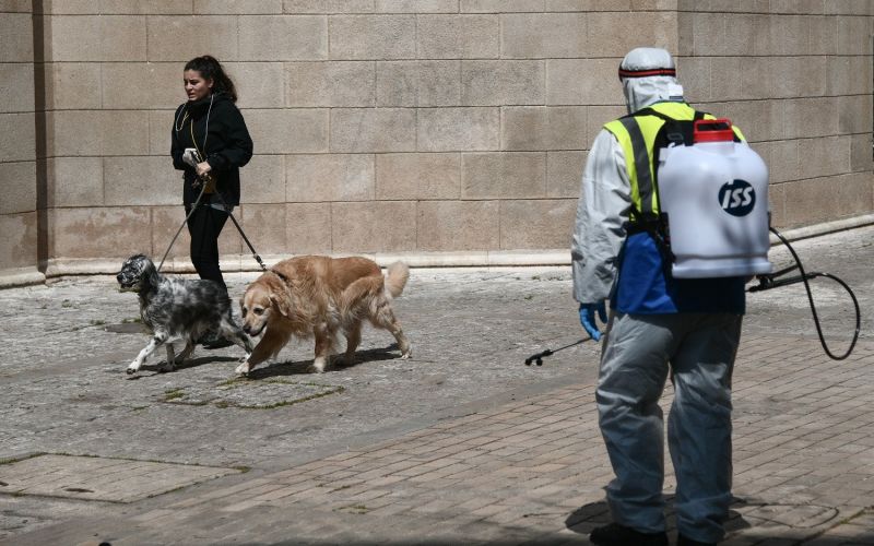 Με… χαρτί η έξοδος των ηλικιωμένων από το σπίτι – Νέο κύμα με 10 μέτρα ανακοινώνει η κυβέρνηση