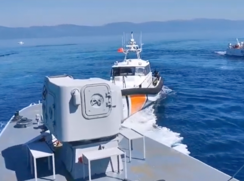 Νέα πρόκληση: Τουρκικές ακταιωροί συνόδεψαν λέμβο με πρόσφυγες στη Λέσβο