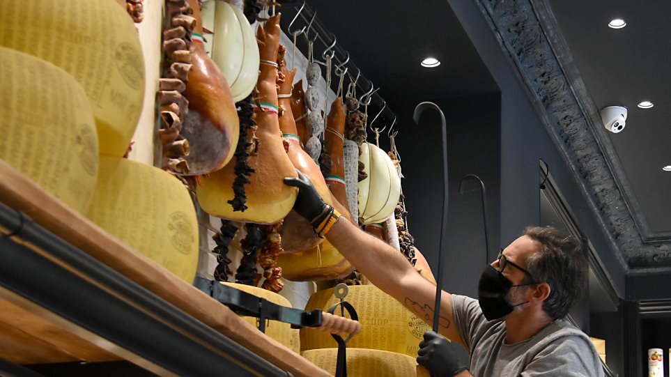 Η καραντίνα θέλει καλοπέραση: Χαβιάρι των 400 ευρώ και σαμπάνιες σε βίλες Ελλήνων πλουσίων