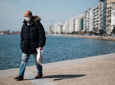 Με «δεμένα τα χέρια» οι λοιμωξιολόγοι – Οι 5 λόγοι που δεν τους επιτρέπουν να δώσουν το πράσινο φως για το άνοιγμα της αγοράς