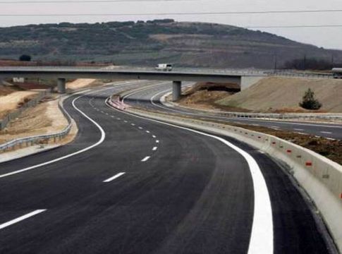 «Πάγωσαν» με αυτό που είδαν στη μέση της Εθνικής Οδού