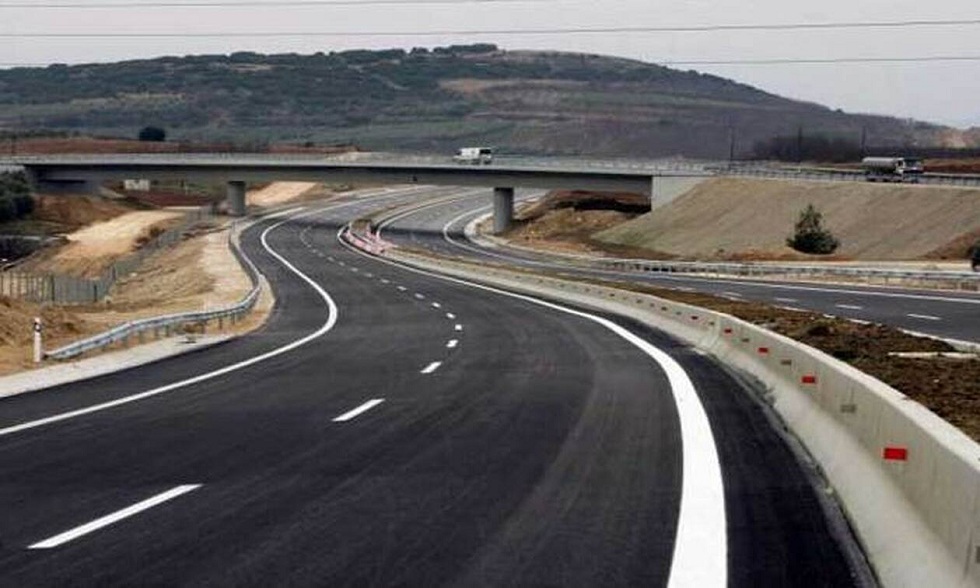 «Πάγωσαν» με αυτό που είδαν στη μέση της Εθνικής Οδού