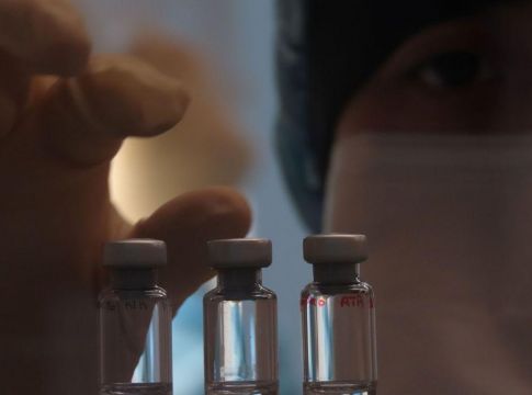 Κοροναϊός : Μέχρι τα μέσα Αυγούστου θα ολοκληρωθούν οι δοκιμές εμβολίου στη Βρετανία