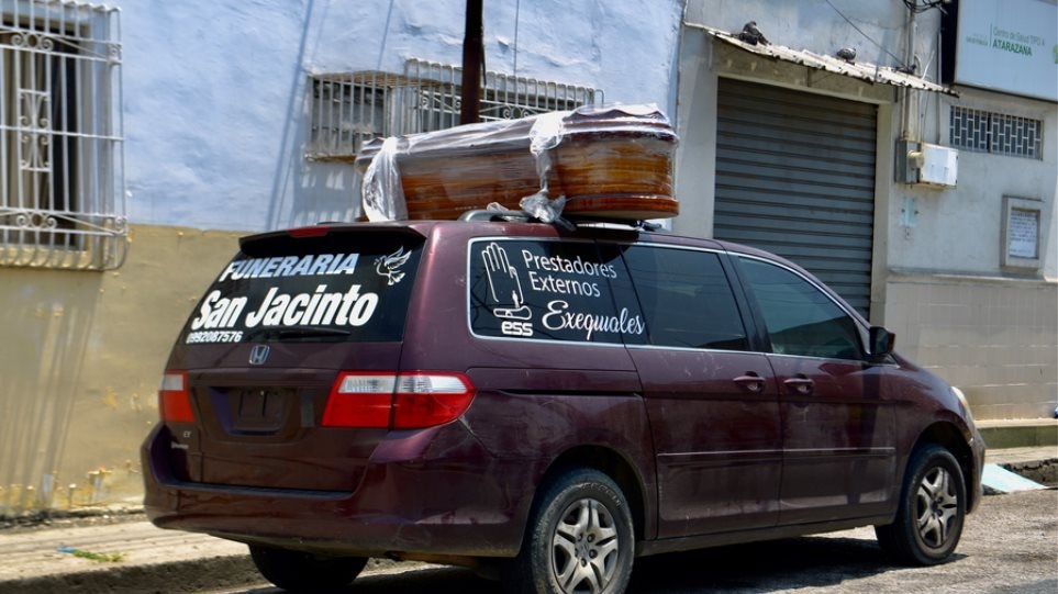 Κορωνοϊός – Ισημερινός: Κρατούμενοι φυλακών φτιάχνουν φέρετρα