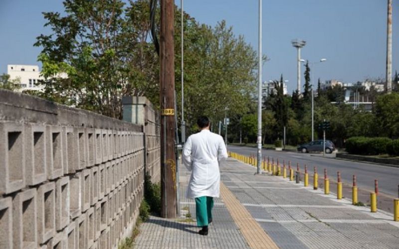 Κορωνοϊός: Αρνητικοί γιατροί και νοσηλευτές του ΠΑΓΝΗ που είχαν έρθει σε επαφή με τον 88χρονο