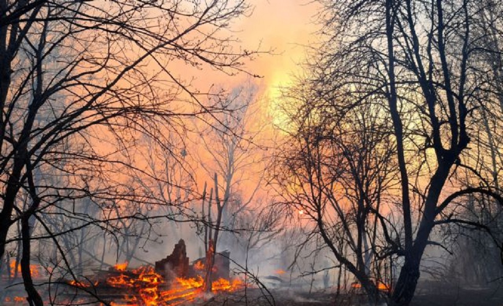 Τσερνόμπιλ : Σε απόσταση αναπνοής η πυρκαγιά, φόβοι για ραδιενέργεια [βίντεο – σοκ]