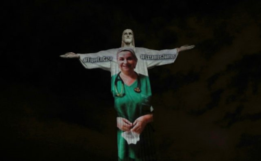 Συγκινητική στιγμή: Το άγαλμα του Ιησού στο Ρίο ντε Τζανέιρο φωτίστηκε με πρόσωπα γιατρών