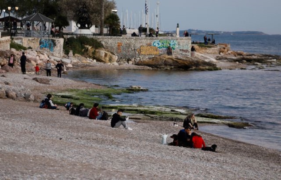 Κορωνοϊός: Μεταδίδεται στη θάλασσα; – Τι λένε οι ειδικοί