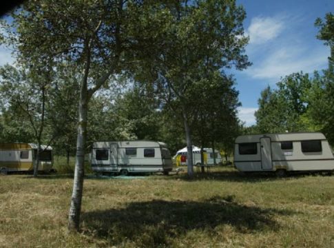 Κοροναϊός : Σε «καραντίνα» 41 τουρίστες σε κάμπινγκ στο Δρέπανο – Η Ελλάδα αντέδρασε με υπευθυνότητα, λένε