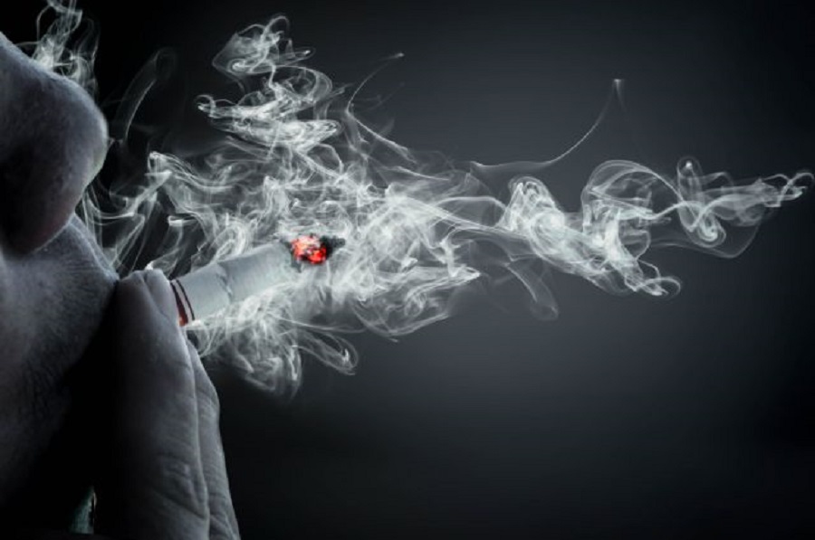 Κοροναϊός: Αμεση απειλή για τη ζωή το κάπνισμα