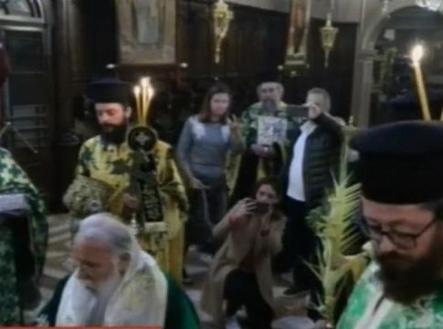 Θεία Λειτουργία: Ψάχνουν τους ιερείς σε Κουκάκι και Κέρκυρα μετά τις παραφωνίες την Κυριακή των Βαΐων