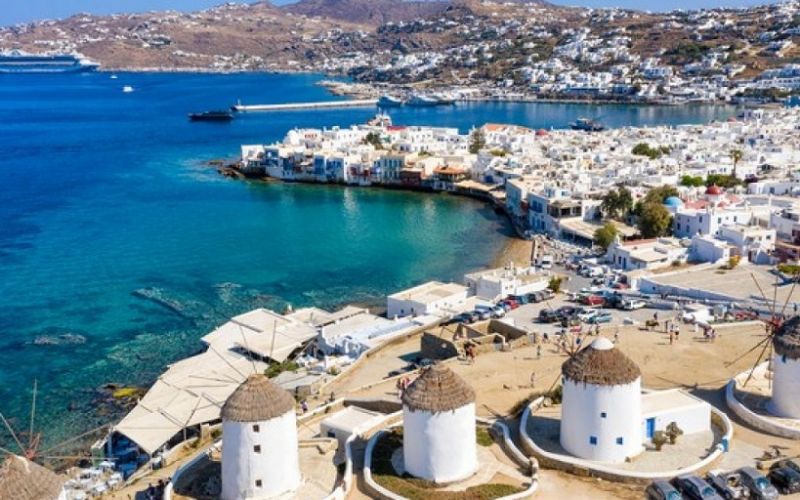 Βρετανικά ΜΜΕ: Πώς οι «αερογέφυρες» μπορεί να επιτρέψουν τις διακοπές στην Ελλάδα χωρίς καραντίνα