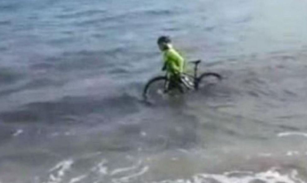 Ποδηλάτης βούτηξε στη θάλασσα για να μη φάει πρόστιμο λόγω κορωνοϊού