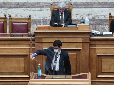 Βουλευτές θα ζητήσουν να τοποθετηθεί πλεξιγκλάς και πάνω από τα κεφάλια όσων ανεβαίνουν στο βήμα της Ολομέλειας