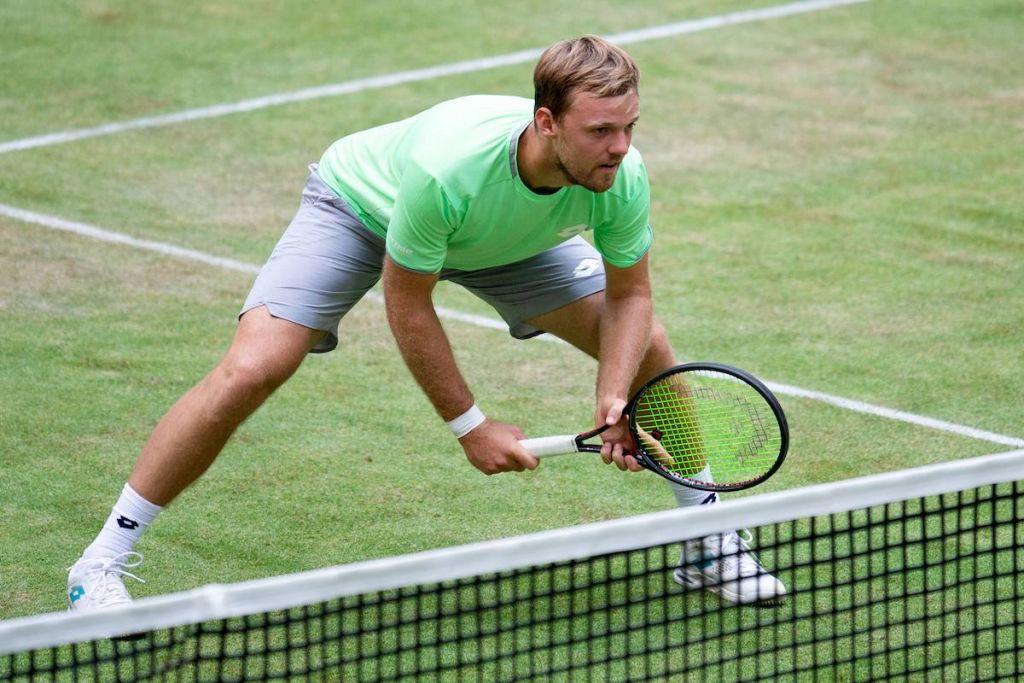 Συγκλονιστικό: Κορυφαίος τενίστας δουλεύει σε σούπερ μάρκετ για 450 ευρώ!