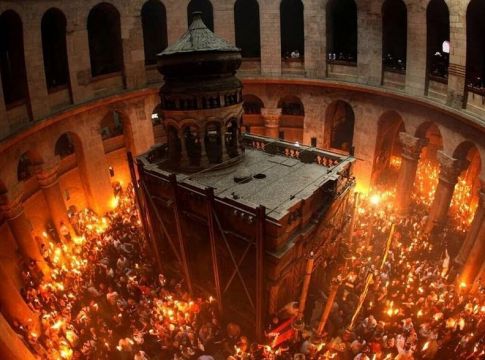 Πάσχα 2020: Η συγκλονιστική στιγμή της Αφής του Αγίου Φωτός στον «ήσυχο» Πανάγιο Τάφο