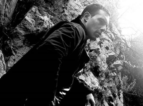 Άνθιμος Ανανιάδης: Περπατάει και χορεύει στη μέση του δρόμου