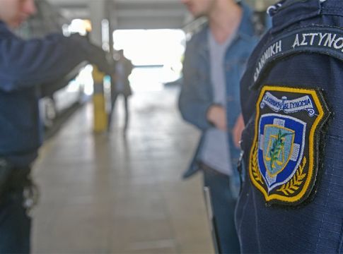 Κορωνοϊός: Σε καραντίνα 15 αστυνομικοί που ήρθαν σε επαφή με τον μετανάστη στη Μαλακάσα